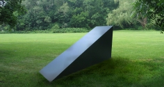 Wedge (mid scale), 1971, Painted aluminum